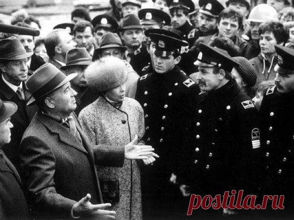 17 мая 1985 года генсек Михаил Горбачев выступил перед активом КПСС в Ленинграде, где впервые развернуто заговорил об «ускорении» / Историческая справка