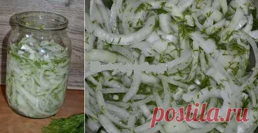 Очень вкусный маринованный лук для шашлыка, салата и просто так тоже очень вкусно! Лук получается очень вкусным,им можно и отбивную посыпать и в салатик добавить, а можно и просто так с хлебушком свежим покушать.
Как приготовить лук для шашлыка
Ингредиенты:

 	4-5 луковиц
 	2-3 зубчика чеснока
 	2-3 ст.л. уксуса
 	5 ст.л. растительного масла
 	2-3 ч.л. сахара
 	лавровый л