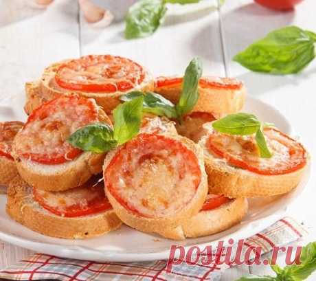 Хрустящие пшеничные тосты с помидорами и сыром