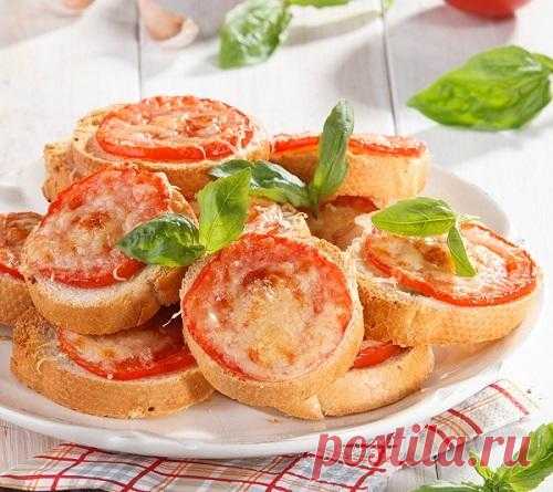 Хрустящие пшеничные тосты с помидорами и сыром