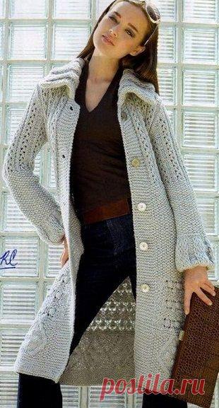 Вязаное спицами пальто