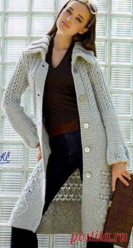 Вязаное спицами пальто