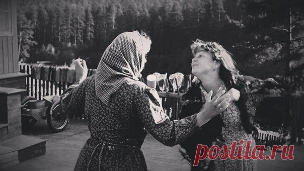 Сидела дома, было грустно... Пришла подруга и сказала: 
- Не грусти, сейчас спою. 
И ведь споила, сволочь!