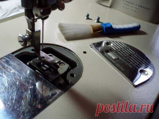 СОВЕТЫ ПРОФЕССИНАЛОВ: ДЕФЕКТЫ В РАБОТЕ ШВЕЙНОЙ МАШИНЫ
Слабая строчка. Слабой строчкой называют такую строчку, при которой лоскуты ткани в шве недостаточно прижаты друг к другу, хоть переплетение ниток происходит правильно. При слабой строчке между сшитыми лоскутами ткани, если их слегка оттягивать друг от друга по шву, видны нитки стежков.
Причиной слабой строчки является недостаточное натяжение обеих ниток.
Тугая строчка. При слишком сильном натяжении обеих ниток получается тугая строчка, и м