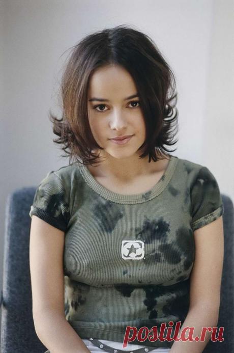 Она всегда будет Лолитой. Alizee — Moi Lolita (Я… Лолита) 
Alizee (Ализе Жакоте) родилась в 1984г. Псевдоним — Лили. Симпатичная, а лучше сказать — красивая французская танцовщица и певица, она протеже Милен Фармер — известной также французской певицы. (слов…