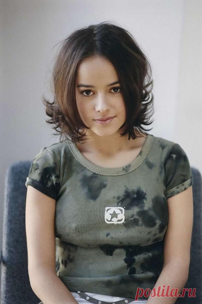 Она всегда будет Лолитой. Alizee — Moi Lolita (Я… Лолита) 
Alizee (Ализе Жакоте) родилась в 1984г. Псевдоним — Лили. Симпатичная, а лучше сказать — красивая французская танцовщица и певица, она протеже Милен Фармер — известной также французской певицы. (слов…