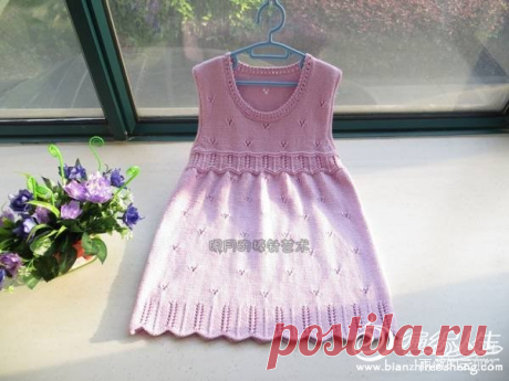 Сарафан для девочки крючком. Вяжем крючком для детей Учимся вязать крючком по схеме с описанием и пояснением нежный сарафан для девочки. Как связать крючком сарафан для малышки по схеме.