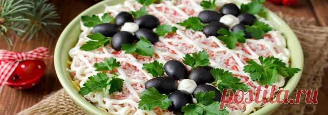 Салат Отпад • Рецепт Очень вкусный салат Отпад с куриной грудкой, шампиньонами, помидором и сыром. Приготовьте слоеный салат, украшенный маслинами и заправленный майонезом. Эта закуска отлично подойдет для любого праздничного стола.