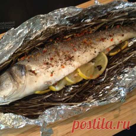 Рыба, запеченная с розмарином Вот это вкусно!

Ингридиенты:
Лимоны 1 штука 
Розмарин свежий 100 г 

Перец черный молотый по вкусу 
Рыба 1 штука 
Соль крупная по вкусу