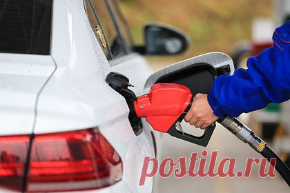 В России собрались сдерживать рост цен на топливо по-новому. В ближайшие месяцы в России может появиться новый способ сдерживания роста цен на бензин и дизельное топливо. ФАС хочет ввести начальную максимальную стоимость продаваемого на бирже горючего по государственным заказам, чтобы такие покупатели имели возможность приобретать топливо по льготным условиям.