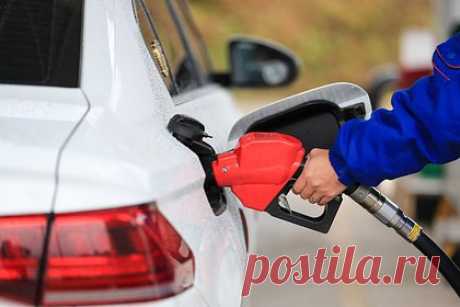 В России собрались сдерживать рост цен на топливо по-новому. В ближайшие месяцы в России может появиться новый способ сдерживания роста цен на бензин и дизельное топливо. ФАС хочет ввести начальную максимальную стоимость продаваемого на бирже горючего по государственным заказам, чтобы такие покупатели имели возможность приобретать топливо по льготным условиям.