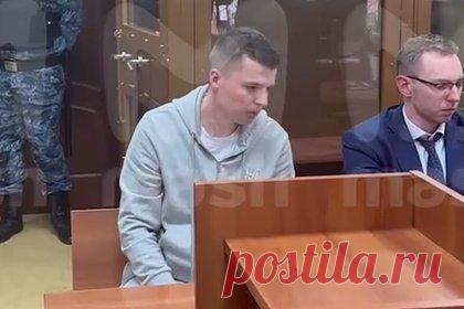 Суд отказался ужесточить меру пресечения мужу блогерши Лерчек. Пресненский районный суд Москвы не удовлетворил ходатайство следствия и не стал отправлять мужа блогерши Лерчек Артема Чекалина под домашний арест. Так как суд отказался ужесточить меру пресечения, Чекалин будет находиться под запретом определенных действий. Ему запрещено общаться со свидетелями и соучастниками.