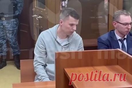 Суд отказался ужесточить меру пресечения мужу блогерши Лерчек. Пресненский районный суд Москвы не удовлетворил ходатайство следствия и не стал отправлять мужа блогерши Лерчек Артема Чекалина под домашний арест. Так как суд отказался ужесточить меру пресечения, Чекалин будет находиться под запретом определенных действий. Ему запрещено общаться со свидетелями и соучастниками.