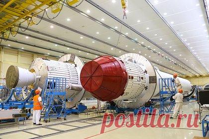 Первую летную «Ангару-А5» доставили на космодром Восточный. Первую летную ракету-носитель «Ангара-А5» доставили на космодром Восточный, сообщили в госкорпорации «Роскосмос». Железнодорожный эшелон с составными частями ракеты прибыл на станцию «Ледяная». В среду специалисты разгрузят блоки ракеты и начнут подготовку составных частей ракеты.