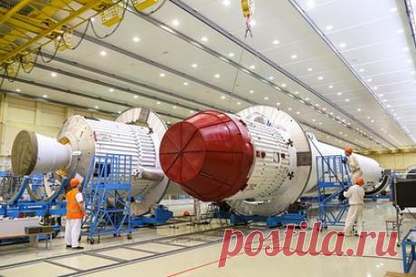 Первую летную «Ангару-А5» доставили на космодром Восточный. Первую летную ракету-носитель «Ангара-А5» доставили на космодром Восточный, сообщили в госкорпорации «Роскосмос». Железнодорожный эшелон с составными частями ракеты прибыл на станцию «Ледяная». В среду специалисты разгрузят блоки ракеты и начнут подготовку составных частей ракеты.