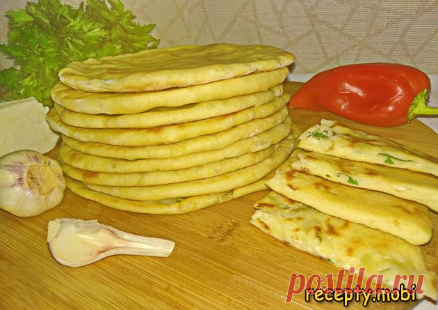 Хычины с картофелем и сыром на сковороде

✅Ингредиенты
кефир (тёплый) – 200 мл;
мука – 300-330 г;
яйцо – 1 шт;
сахар – 1 ч. л;
соль – ½ ч. л;
сода – ½ ч. л.

Начинка:
отварной картофель – 200-250 г;
сыр адыгейский (или сулугуни) – 200 – 250 г;
петрушка (или другая зелень) – ½ пучка;
чеснок – 1 зубчик.