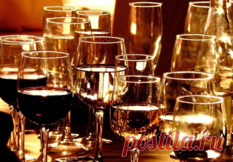 Как правильно подавать напитки
Ни одно застолье не обходится без напитков. И вовсе не обязательно, чтобы они были алкогольными. Во многих случаях можно с легкостью обойтись без них, заменив фруктовыми соками, морсом, квасом. Главное — не ошибиться в выборе. Ведь не все блюда и напитки хорошо сочетаются между собой.