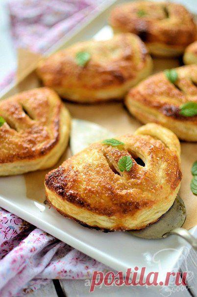 Французские кармашки с яблоками и изюмом.