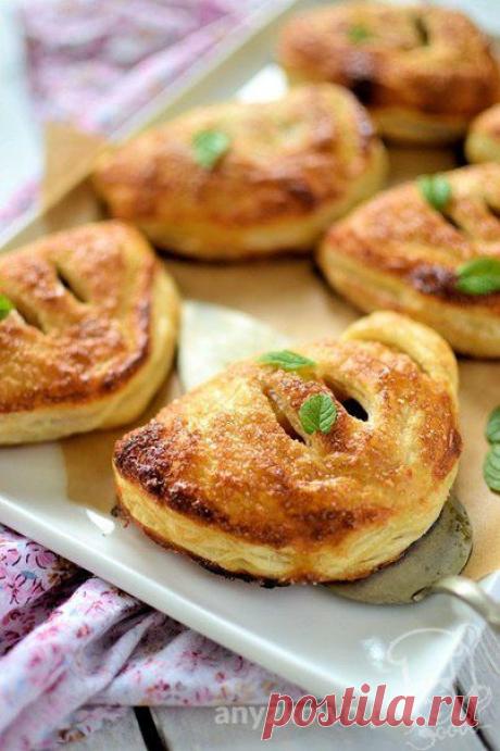 Французские кармашки с яблоками и изюмом.