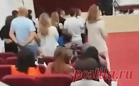 В Нальчике пообещали наказать родителей, не вставших под гимн в школе. В школе № 33 в Нальчике восемь родителей отказались встать во время гимна на вручении аттестатов, писал Mash. В минпросвещения установили их личности и пообещали «применить меры». Родителям грозят штрафы до 3 тыс. руб.