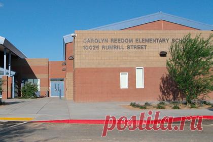 Учительница в США приклеила маску к лицу ребенка. Учительница в начальной школе в Лас-Вегасе приклеила медицинскую маску к лицу четвероклассника с помощью скотча. Мать ребенка потребовала отставки педагога, сообщает местное отделение телеканала FOX5. Сообщается, что поступок учительницы вызвал смех всего класса и мог травмировать девятилетнего мальчика.