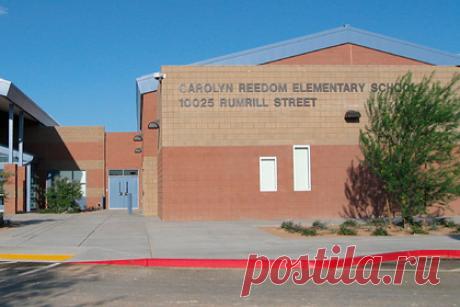 Учительница в США приклеила маску к лицу ребенка. Учительница в начальной школе в Лас-Вегасе приклеила медицинскую маску к лицу четвероклассника с помощью скотча. Мать ребенка потребовала отставки педагога, сообщает местное отделение телеканала FOX5. Сообщается, что поступок учительницы вызвал смех всего класса и мог травмировать девятилетнего мальчика.