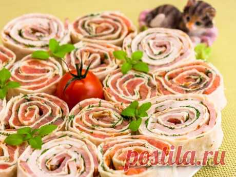 Рулетики из лаваша с семгой и ветчиной