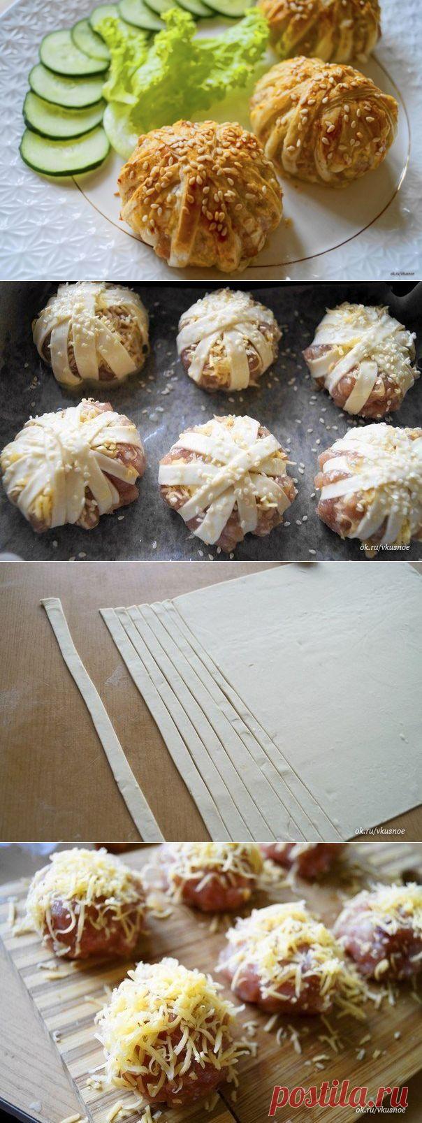 КЛУБОЧКИ МЯСНЫЕ ПОД СЫРОМ !!! **Фарш гот/мясной 500г -шарики посыпь тёртым сыром 100г. *Слоеное тесто 300г -разморозь, раскатай, и полосками в 1см. Обмотай полосками шарики, как нитки на клубок. *На противень, смажь желтком, посыпь кунжутом. *В духовку до золот/корочки. *Подача: с овощами или овощ/салатом.