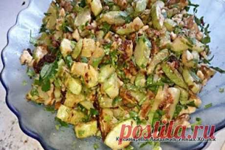 Салат с жареными кабачками, орехами и чесноком