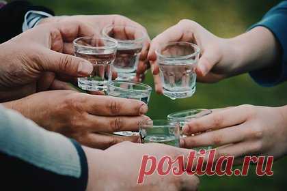 Водку Absolut начали продавать в бумажных бутылках. Водку Absolut в Великобритании начали продавать в бумажных бутылках. Решение выпускать продукцию в упаковке из целлюлозы международный производитель спиртного Pernod Ricard, которому принадлежит бренд, объясняет желанием спасти планету от глобального потепления и кризиса отходов.