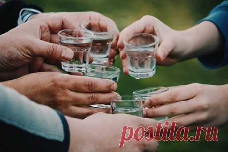 Водку Absolut начали продавать в бумажных бутылках. Водку Absolut в Великобритании начали продавать в бумажных бутылках. Решение выпускать продукцию в упаковке из целлюлозы международный производитель спиртного Pernod Ricard, которому принадлежит бренд, объясняет желанием спасти планету от глобального потепления и кризиса отходов.