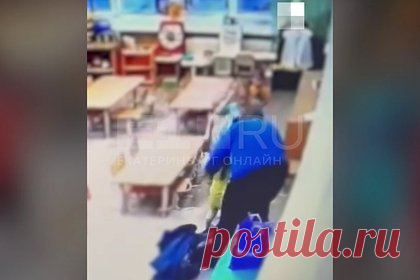 В России воспитательница одним движением травмировала девочку и попала на видео. В Свердловской области воспитательница детского сада одним движением травмировала девочку и попала на видео. На кадрах видно, как женщина грубо берет упавшего на пол ребенка и с силой тянет его вверх. Девочка вывихнула рук. По словам матери, руководство детсада не хотела предавать этот факт огласке.