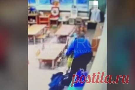 В России воспитательница одним движением травмировала девочку и попала на видео. В Свердловской области воспитательница детского сада одним движением травмировала девочку и попала на видео. На кадрах видно, как женщина грубо берет упавшего на пол ребенка и с силой тянет его вверх. Девочка вывихнула рук. По словам матери, руководство детсада не хотела предавать этот факт огласке.