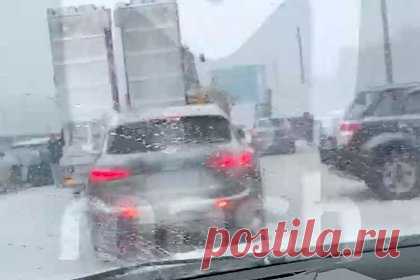 Количество попавших в ДТП на Новорижском шоссе машин выросло до 20. Количество попавших в ДТП на Новорижском шоссе машин выросло до 20. Об этом со ссылкой на правоохранительные органы сообщает ТАСС. Причиной массовой аварии, которая произошла в районе Истры, называется скользкая дорога и снегопад. По имеющимся предварительным данным, в ходе аварии никто не пострадал.
