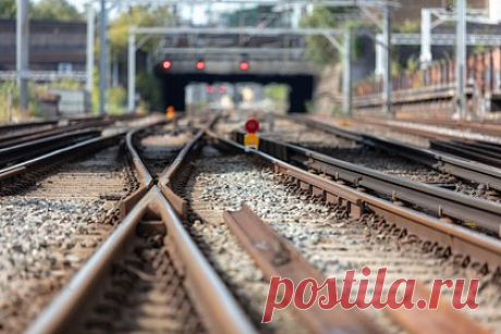 Украина платила российским подросткам за диверсии на железной дороге. Российских подростков привлекали за пять-десять тысяч рублей к совершению диверсий на железной дороге. По данным Гребенкина, заказчиками выступали украинские спецслужбы и неонацистские группировки. Они убеждали молодых людей в анонимности подготовки преступления и безнаказанности после его совершения.