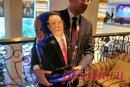 Лавров подарил генсеку АСЕАН гигантскую матрешку. Глава МИД России Сергей Лавров подарил генеральному секретарю Ассоциации государств Юго-Восточной Азии (АСЕАН) Као Кимхорну гигантскую матрешку с его портретом. Как пояснили «Ленте.ру» в российской делегации, дарение персональных матрешек генсекам АСЕАН — давняя традиция.
