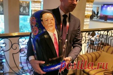 Лавров подарил генсеку АСЕАН гигантскую матрешку. Глава МИД России Сергей Лавров подарил генеральному секретарю Ассоциации государств Юго-Восточной Азии (АСЕАН) Као Кимхорну гигантскую матрешку с его портретом. Как пояснили «Ленте.ру» в российской делегации, дарение персональных матрешек генсекам АСЕАН — давняя традиция.