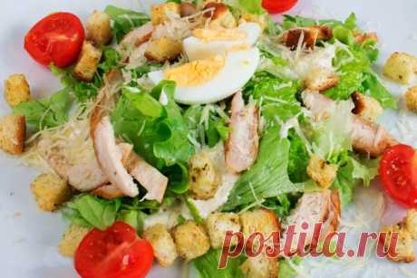 Салат цезарь с курицей и сухариками и помидорами рецепт с фото И снова прекрасный рецепт салата цезарь с курицей и сухариками с добавлением помидор. Этот вариант салата так же отличается от оригинального салата цезарь присутствием в ингредиентах мяса курицы и помидор. Однако, как бы не критиковали наличие лишних ингредиентов, мы должны понимать, что «цезарь» это прежде всего не салат, а соус. Я настоятельно рекомендую вам рассмотреть, как приготовить салат цезарь с курицей и сухариками …