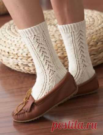 Носки с ажурным узором спицами Чудесные ажурные носки спицами, выполенные из белой носочной пряжи на основе шерсти с добавлением нейлона для прочности. Вязание носков...