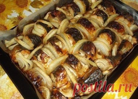 СКУМБРИЯ ЗАПЕЧЕННАЯ В ДУХОВКЕ 

Попробовав один раз, теперь постоянно эту рыбку делаю именно так! 

Вам понадобится

1. Скумбрия свежемороженная - 1 кг. (три рыбки) 
2. Лук - чем больше, тем лучше! (у меня уходит пять хороших луковиц) 
3. Майонез 
4. Кетчуп (использую кетчуп "Лечо" Махеев) 
5. Специи, соль по вкусу. 

Приготовление: 

1. Рыбу чистим, режем кусочками. 

2. Лук чистим, режем полукольцами. 

3. Рыбу помещаем в ёмкость, добавляем 4-5 ст. ложек майонеза и 4-5 с...