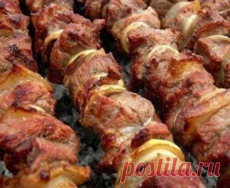 Фантастически мягкое мясо на шашлыки за полчаса!
3 способа:
1. Рецепт весьма прост-на 2 кг мяса-1 большой киви или 2 маленьких.Спелые разминаем руками и перемешиваем с мясом,а твёрдые киви режем на мелкие кусочки тоже перемешиваем с мясом. Специи и лук-как обычно любите.мясо всегда становилось мягким всего за полчаса!!!
2. Гранат 2 шт(желательно не гранатовый сок а именно гранат) либо стакан сока, 2/3 стакана сухого красного вина (примерно 150 мг), лук (много) - это примерно на 4 кг мяса. Сра