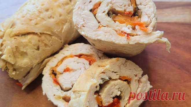 Сочный мясной рулет .Еда для диабетиков. Понадобится куриное филе, у меня 400 г, нарезаем на стейки и отбиваем.также понадобится рукав для запекания.разрезаем его и разладиваем кусочки отбитого мяса...