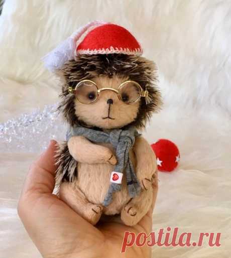 Hedgehog in Christmas By Elena Kirillova Hedgehog in Christmas By Elena Kirillova -  Hedgehog in Christmas Hedgehog of very convenient size (Pocket) 11 cm (4.3 inches). It is sewed completely by hands from Shulte Viscose and the Special mohair.Pattern of the famous master Lena Ivashchenko. Eyes glass (Germany). Fastening - 5 cotter pins. The head on th...