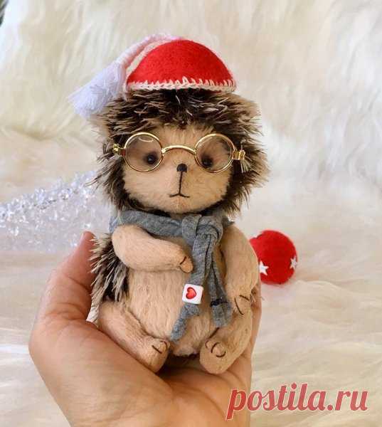 Hedgehog in Christmas By Elena Kirillova Hedgehog in Christmas By Elena Kirillova -  Hedgehog in Christmas Hedgehog of very convenient size (Pocket) 11 cm (4.3 inches). It is sewed completely by hands from Shulte Viscose and the Special mohair.Pattern of the famous master Lena Ivashchenko. Eyes glass (Germany). Fastening - 5 cotter pins. The head on th...