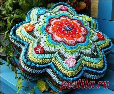 Подушки крючком.