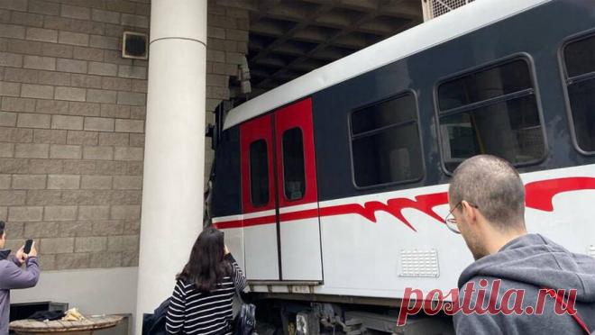 В Турции несколько вагонов метро сошли с рельсов. В турецком городе Измир несколько вагонов метро сошли с рельсов, один врезался в стену. Об этом сообщает Hurriyet. Инцидент произошел на остановке Санайи около полудня по местному времени. Поезд следовал в район Борнова. Местные власти ...