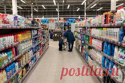 В России сократился ассортимент бытовой химии и средств гигиены. В российских торговых сетях сократилось количество непродовольственных товаров, свидетельствуют данные отчета аналитической компании NielsenIQ. Отмечается, что сегмент просел на 16,2 процента. В категорию входит бытовая химия, средства по уходу за собой, для гигиены и прочее.