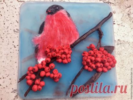 Мастер-класс по мыльной картине "Снегирь": часть 3 Мастер-класс по&nbsp;мыльной картине "Снегирь": часть 3Так же сглаживаем края и убираем излишки основы.Затираем влажной салфеткой.Переворачиваем картину на другую сторону и продолжаем работу. Вырезаем не очень глубокие канавки, по размеру веточек.Делаем их поверхность немного рыхлой, так...