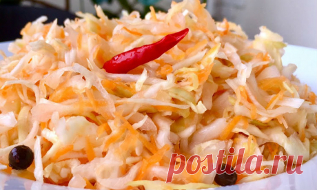 Квашеная капуста получается хрустящей и делается проще некуда.
Рассол делается исключительно соленым, но с добавлением сахара. На литр холодной воды потребуется 3 столовых ложки соли и 2 сахара.