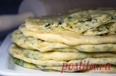 Нежные лепёшки с сыром и зеленью Быстрые, вкусные, воздушные лепёшки к завтраку или просто на закуску. Готовятся на сковороде, получаются ароматные и нежные.Ингредиенты:	молоко – 300 гр	мука – 120 гр	яйцо – 3...